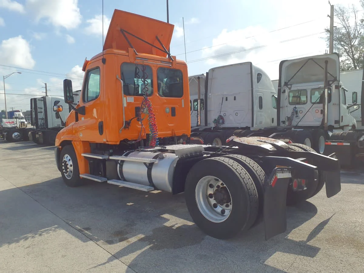 2015 Freightliner Cascadia in Miami, FL — photo 6