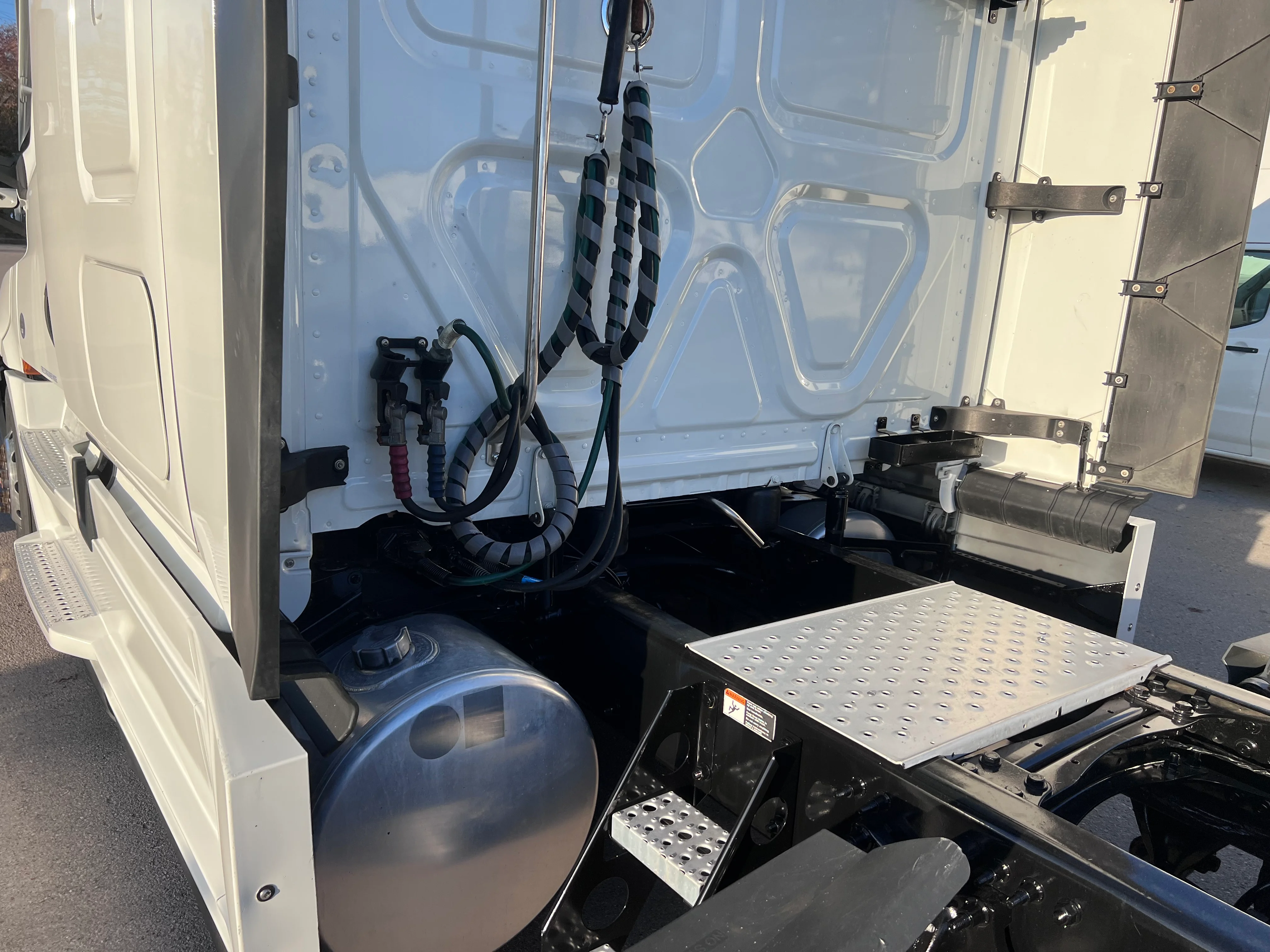 2021 Freightliner Cascadia in Nashville Isuzu, TN — photo 3