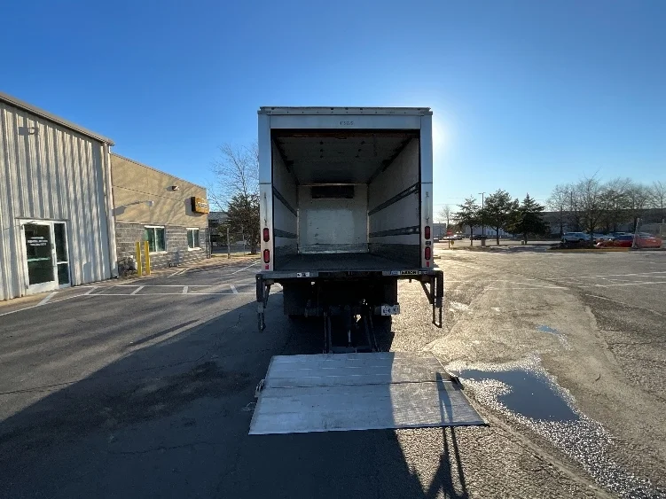 2022 Isuzu NRR in Alexandria, VA — photo 9