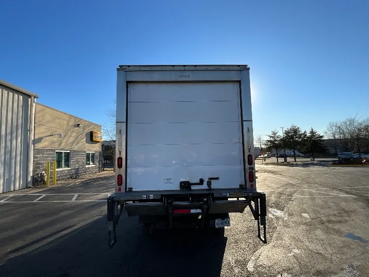 2022 Isuzu NRR in Alexandria, VA — photo 7