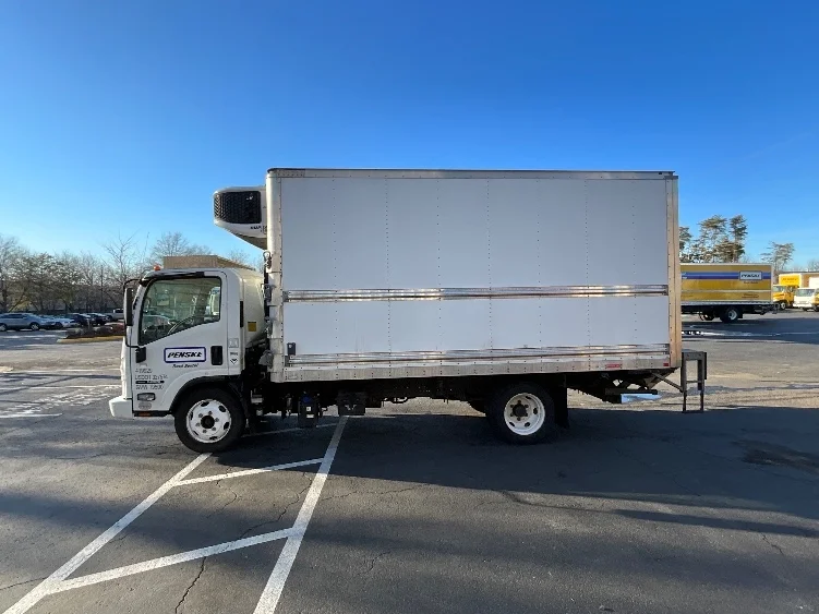 2022 Isuzu NRR in Alexandria, VA — photo 4