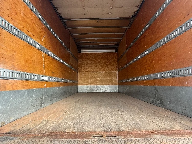 2015 Isuzu NQR - image 8