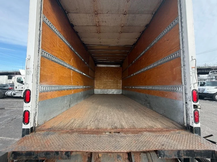 2015 Isuzu NQR - image 10