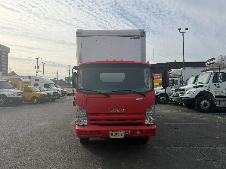 2015 Isuzu NQR - image 2