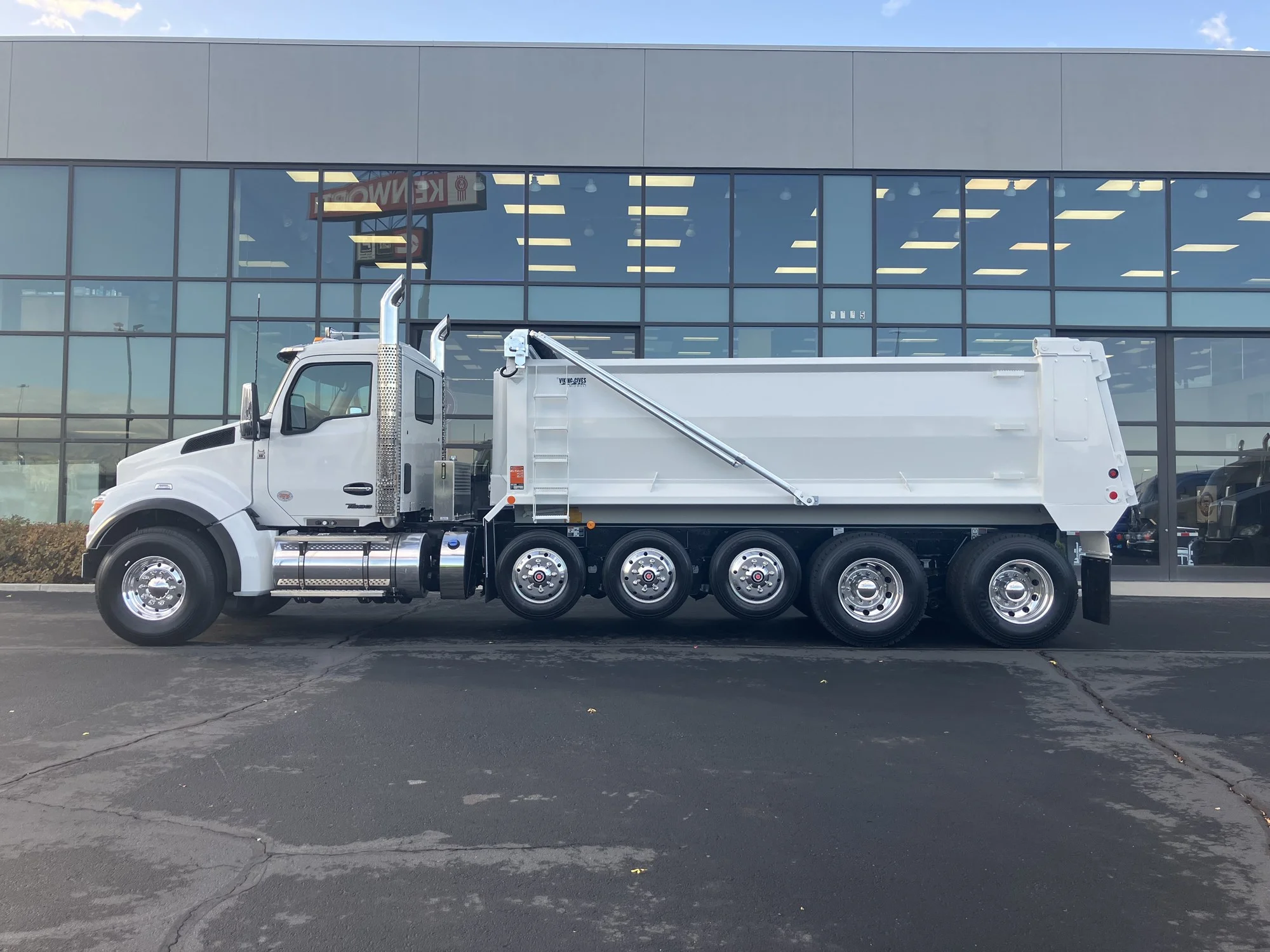 2026 Kenworth T880 - image 5