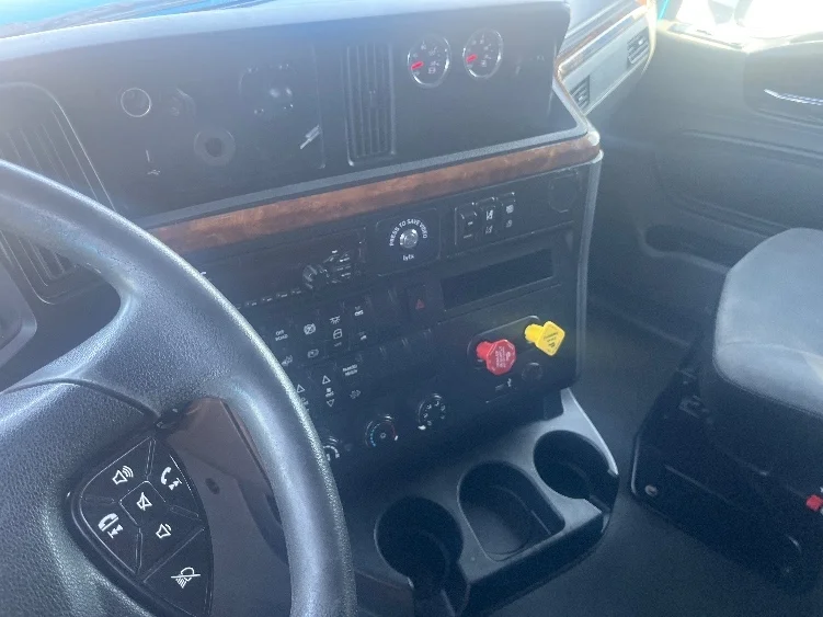 2020 International LT - image 10