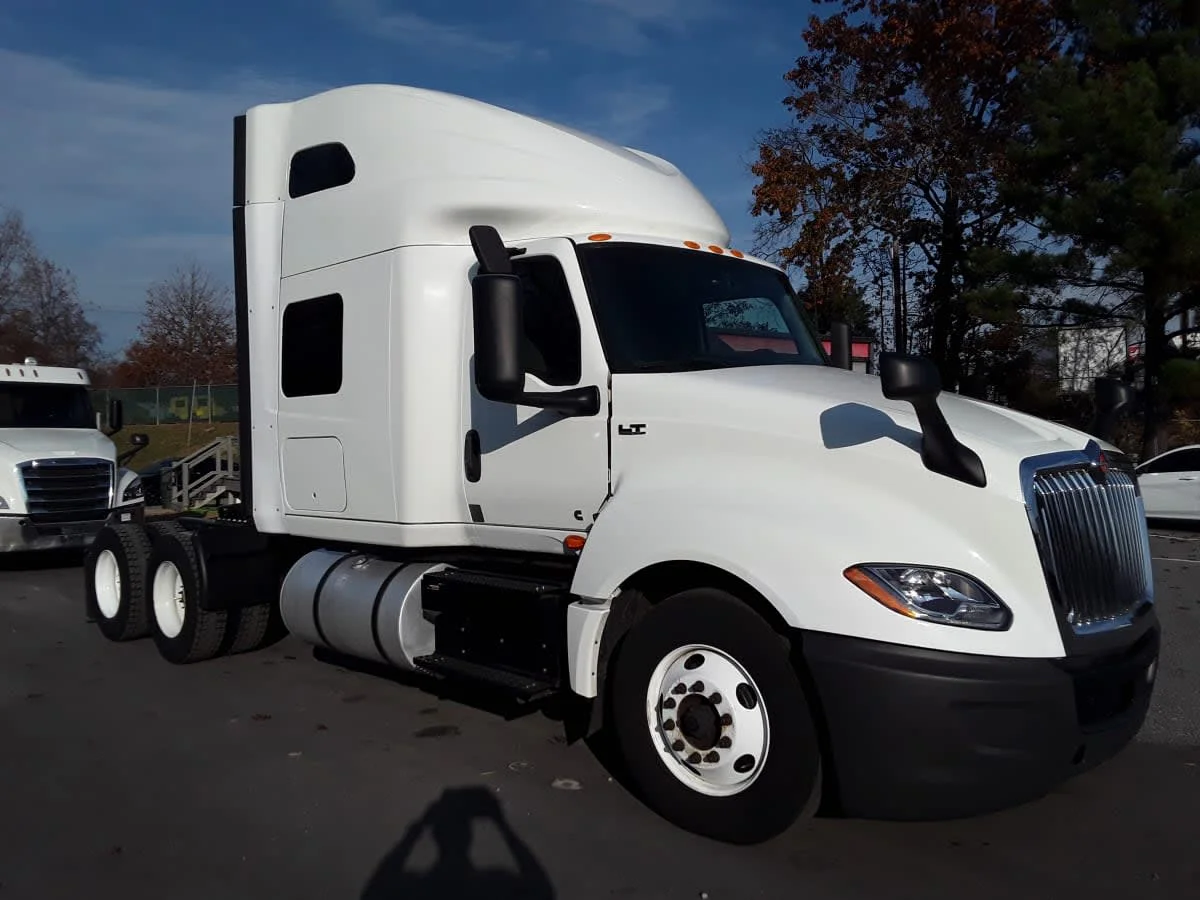 2022 International LT - image 3