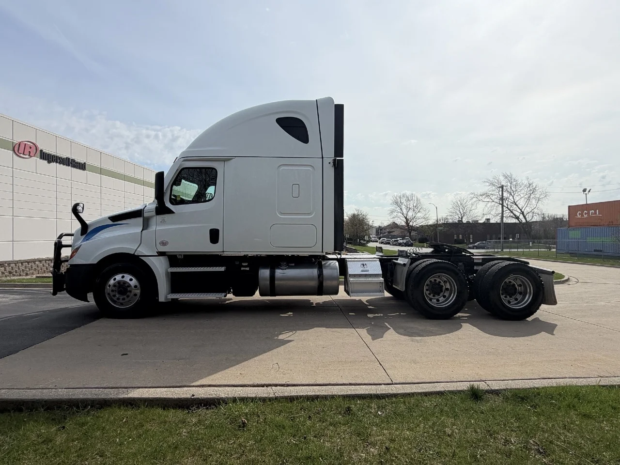 2023 Freightliner Cascadia - image 8