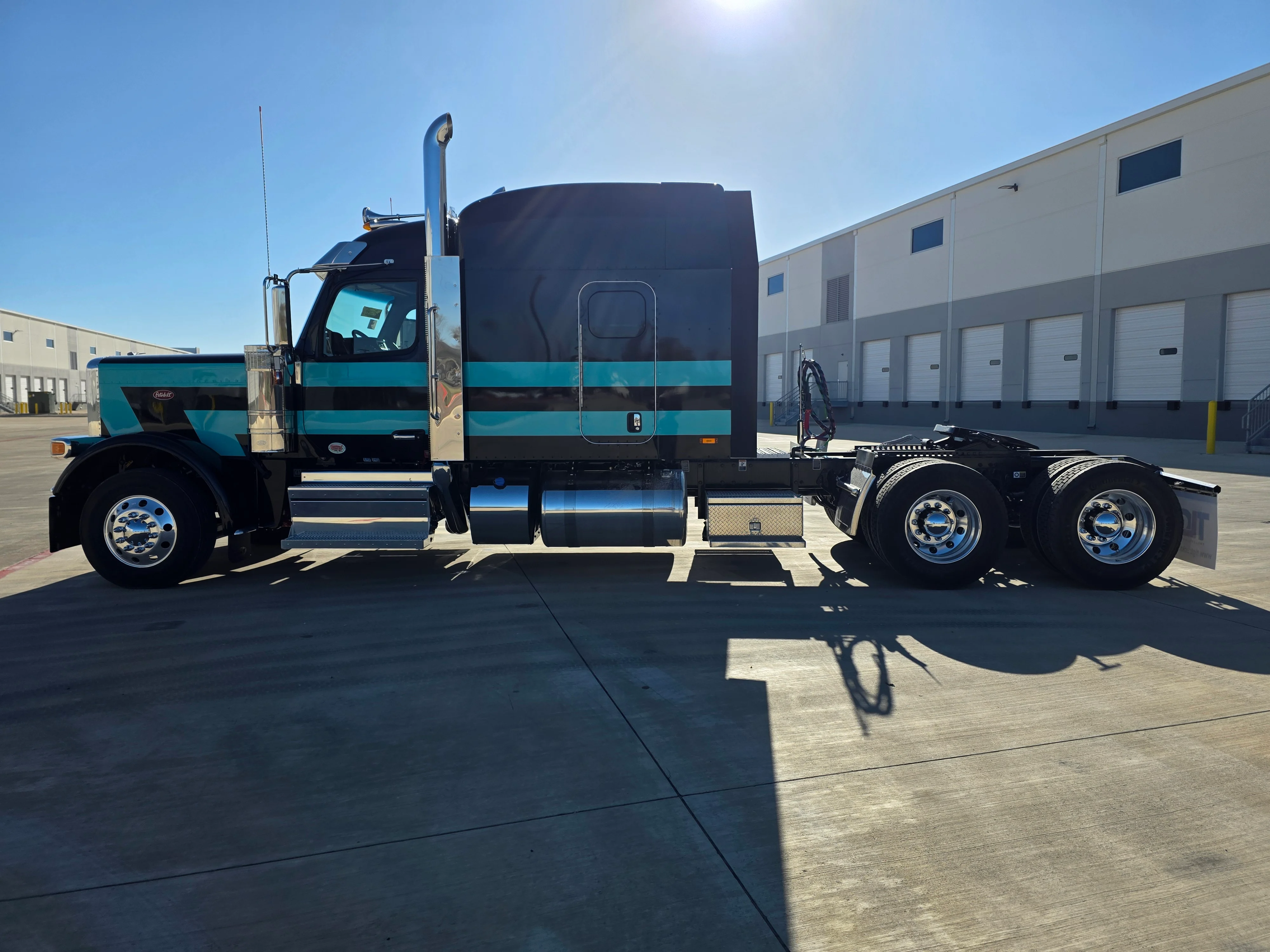 2027 Peterbilt 589 in Cincinnati, OH — photo 2