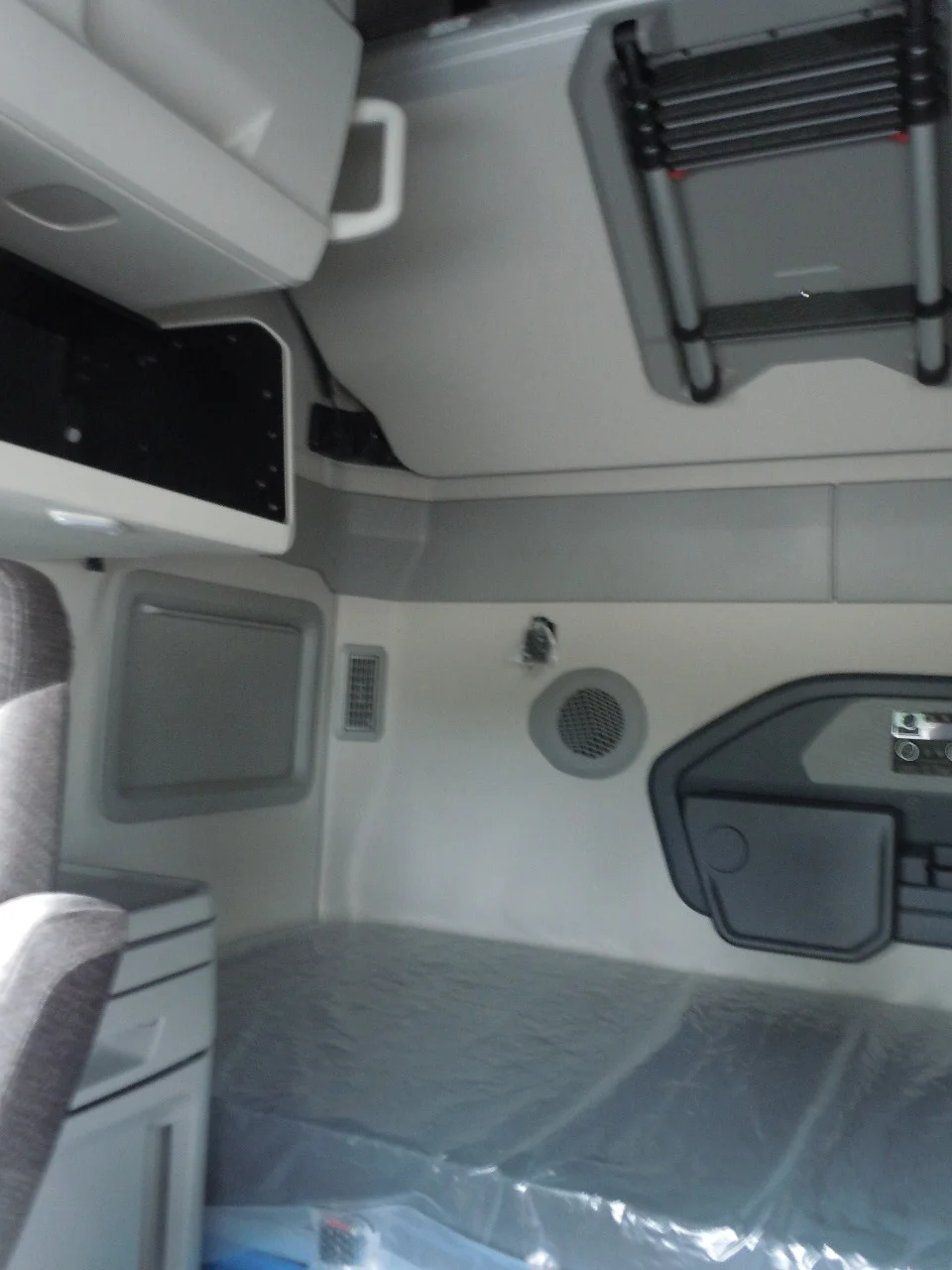 2026 Volvo VNL 860 in Gary, IN — photo 8