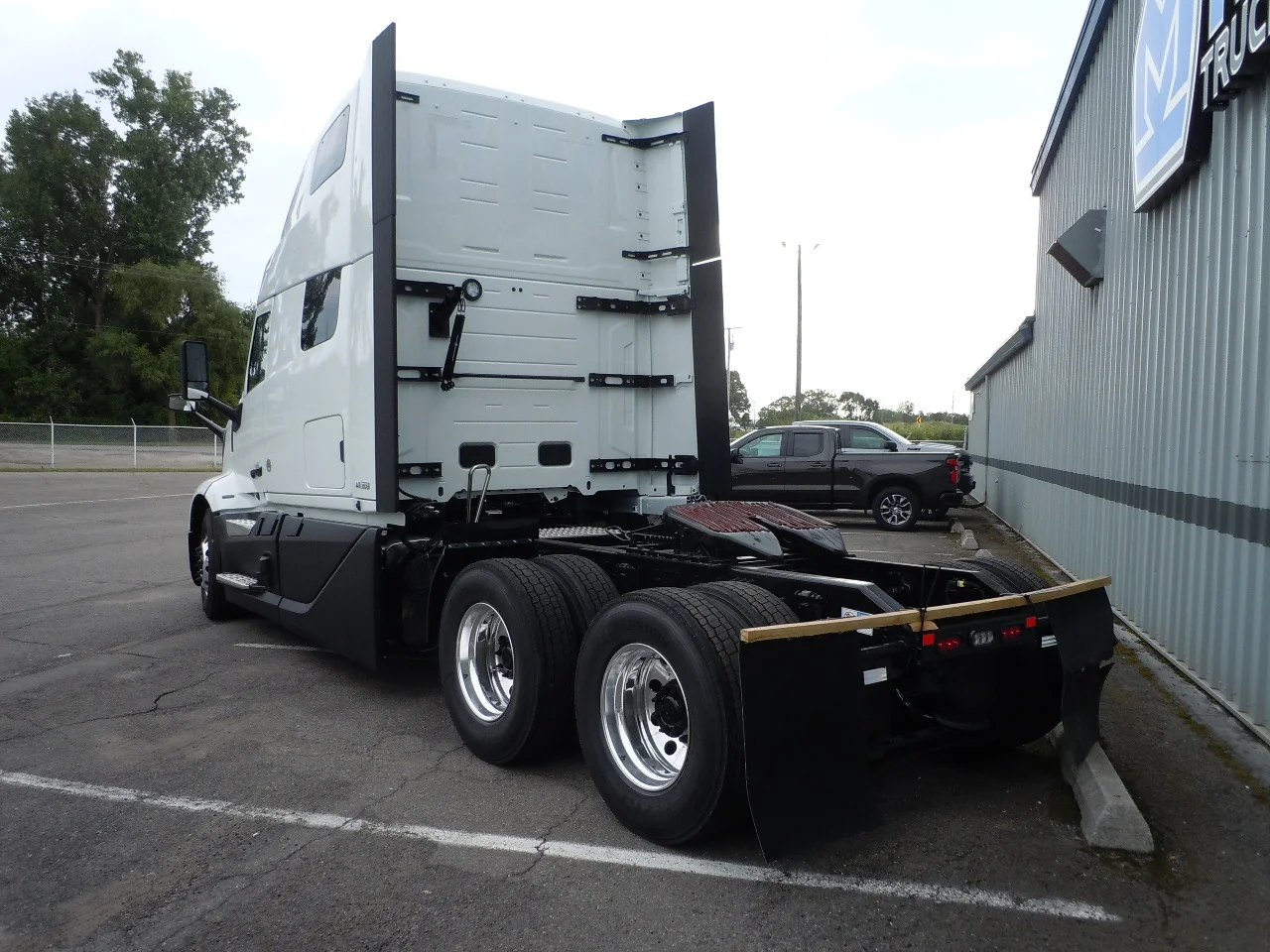 2026 Volvo VNL 860 in Gary, IN — photo 2
