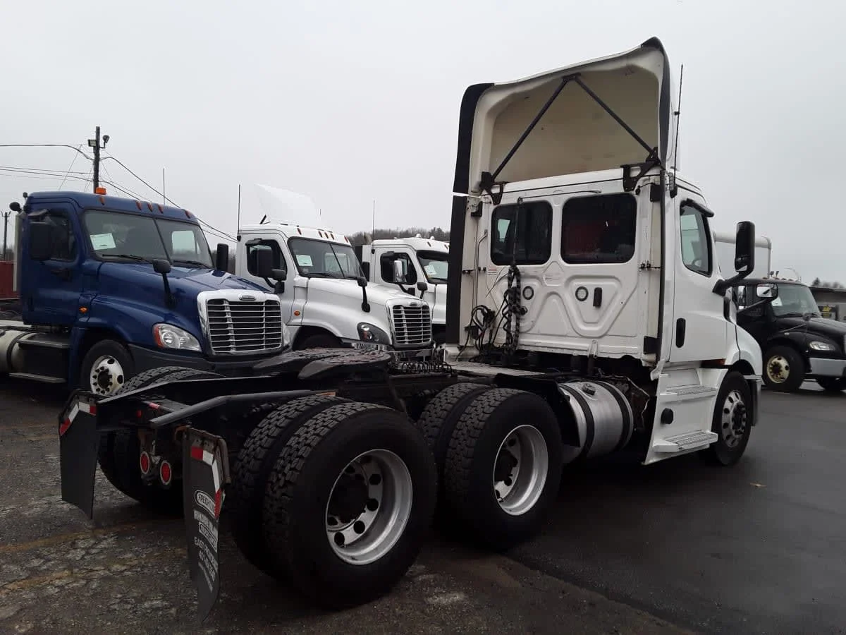 2019 Freightliner Cascadia - image 4