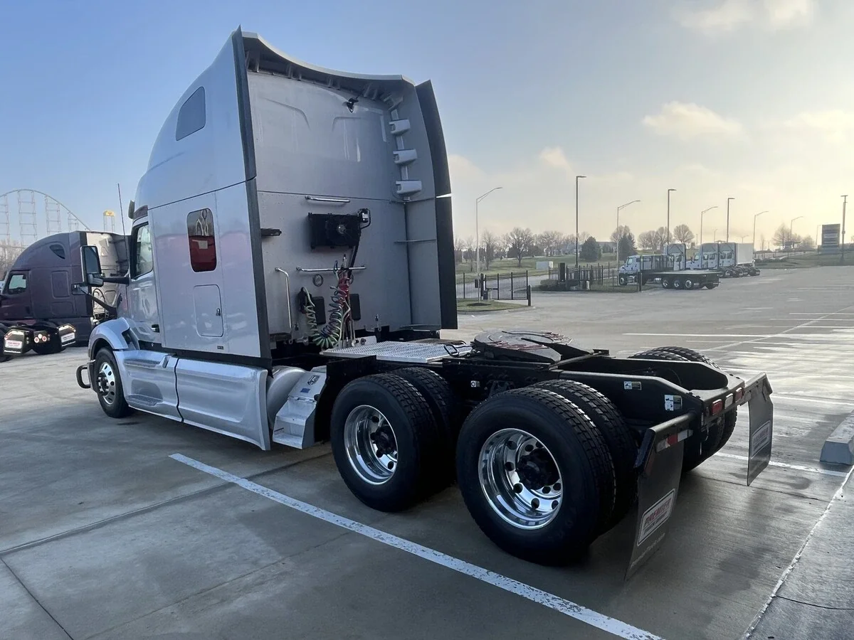 2023 Peterbilt 579 - image 4