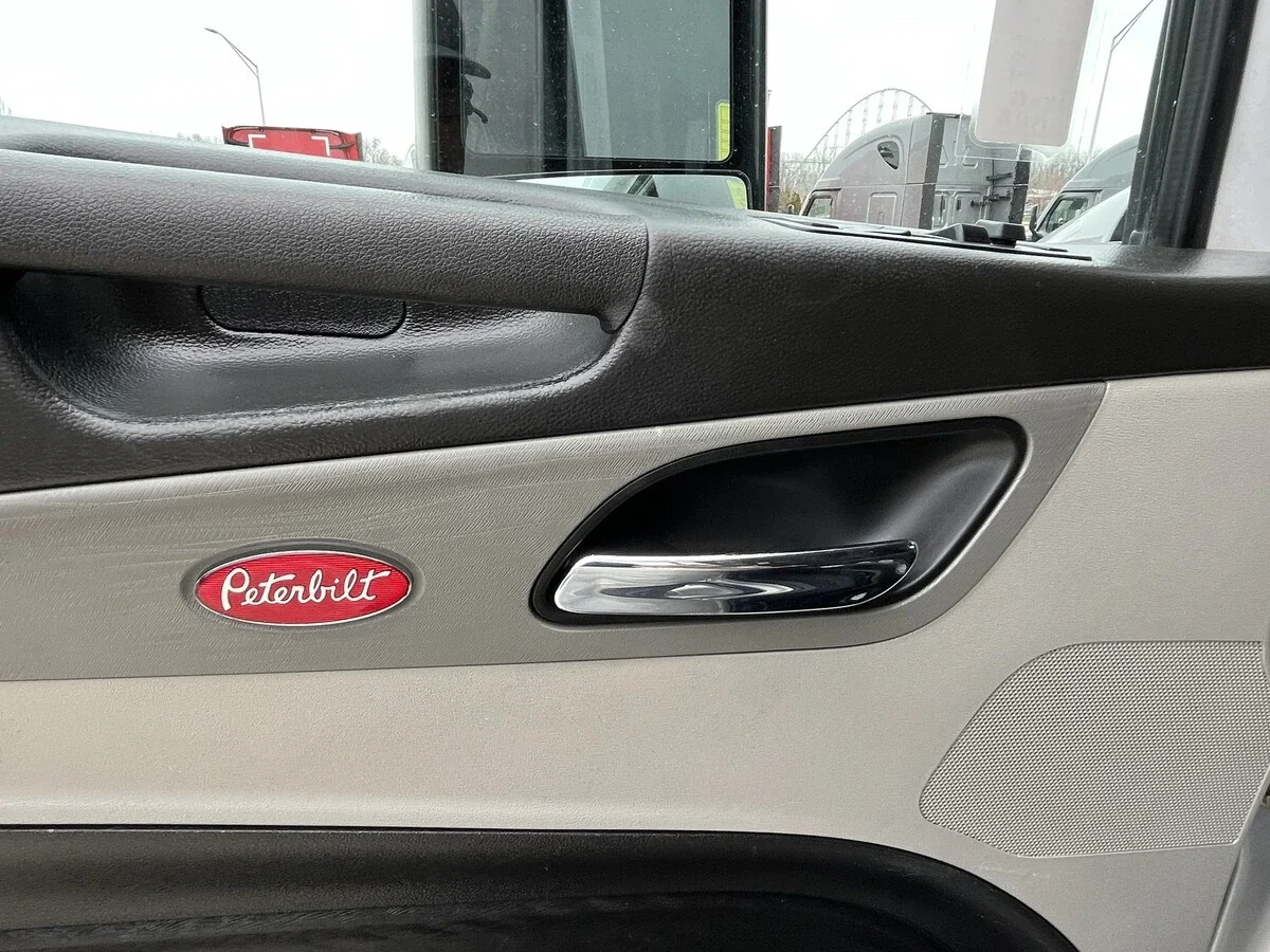 2023 Peterbilt 579 - image 2