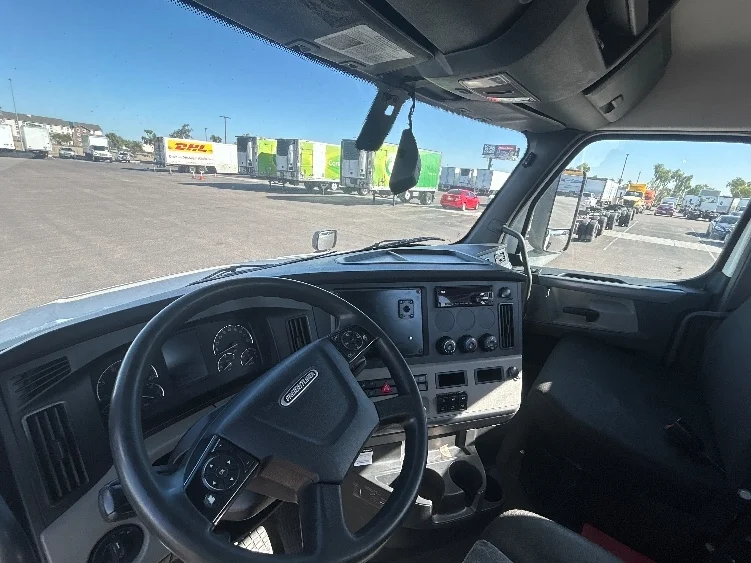 2019 Freightliner Cascadia in Phoenix, AZ — photo 10