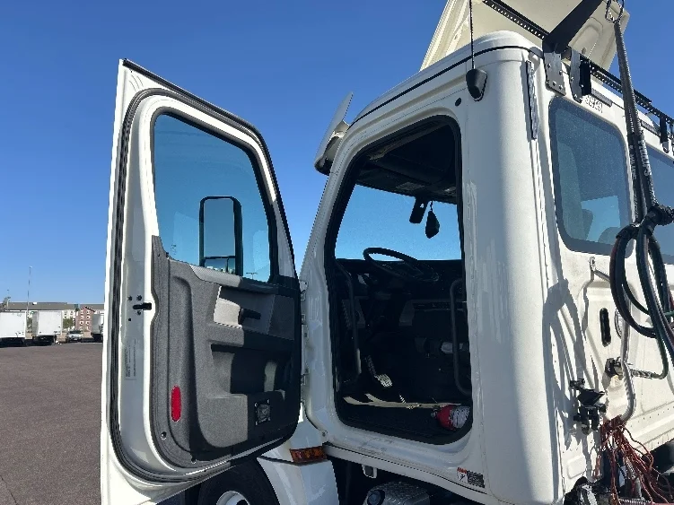 2019 Freightliner Cascadia in Phoenix, AZ — photo 9