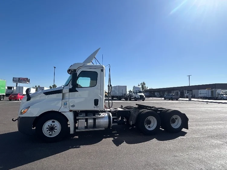 2019 Freightliner Cascadia in Phoenix, AZ — photo 4