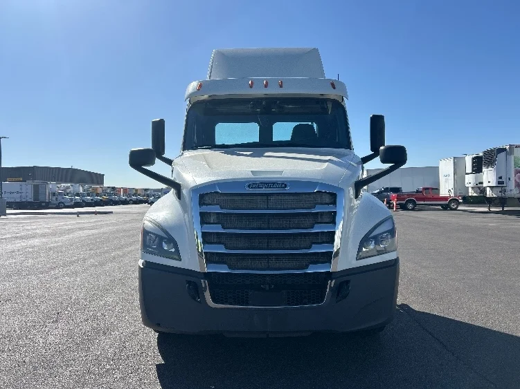 2019 Freightliner Cascadia in Phoenix, AZ — photo 2