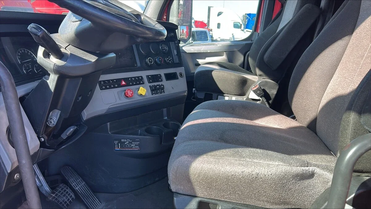 2022 Freightliner Cascadia - image 2