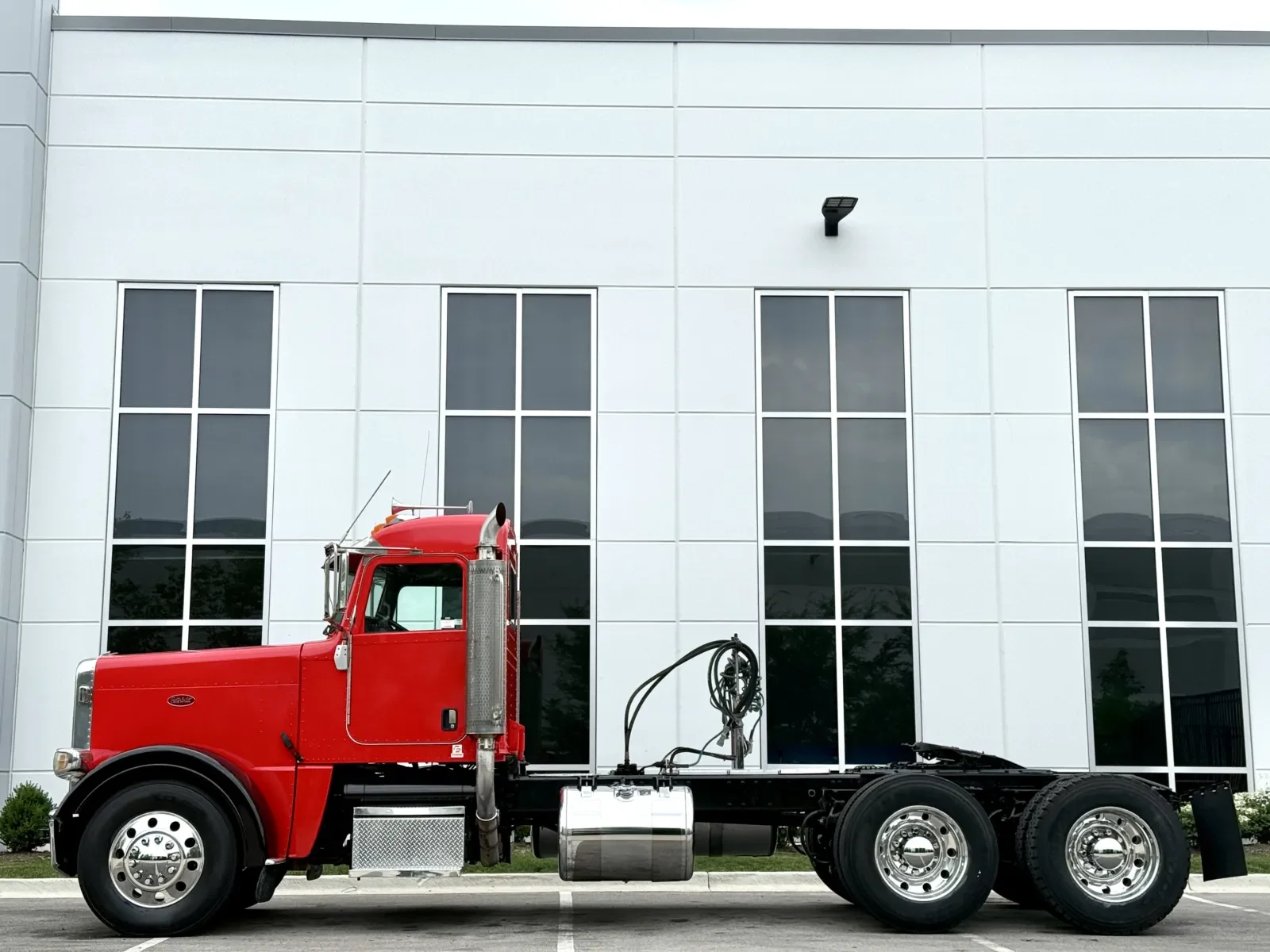 2009 Peterbilt 388 in New Lenox, IL — photo 4