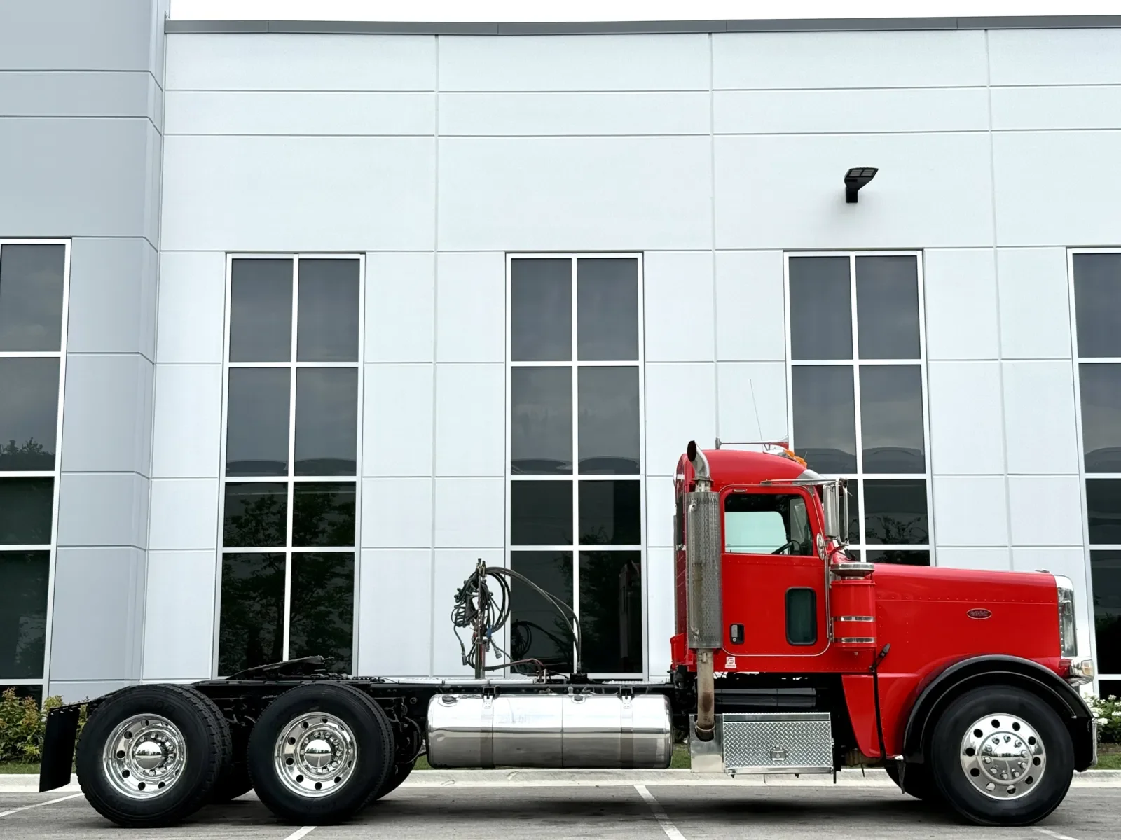 2009 Peterbilt 388 in New Lenox, IL — photo 3