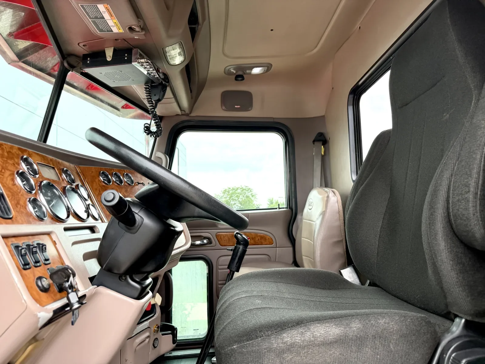 2009 Peterbilt 388 in New Lenox, IL — photo 14