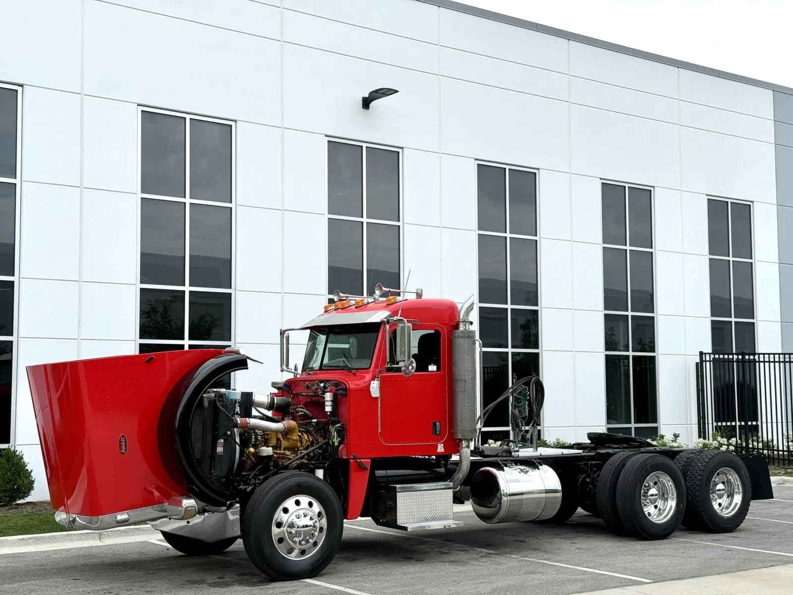 2009 Peterbilt 388 in New Lenox, IL — photo 10
