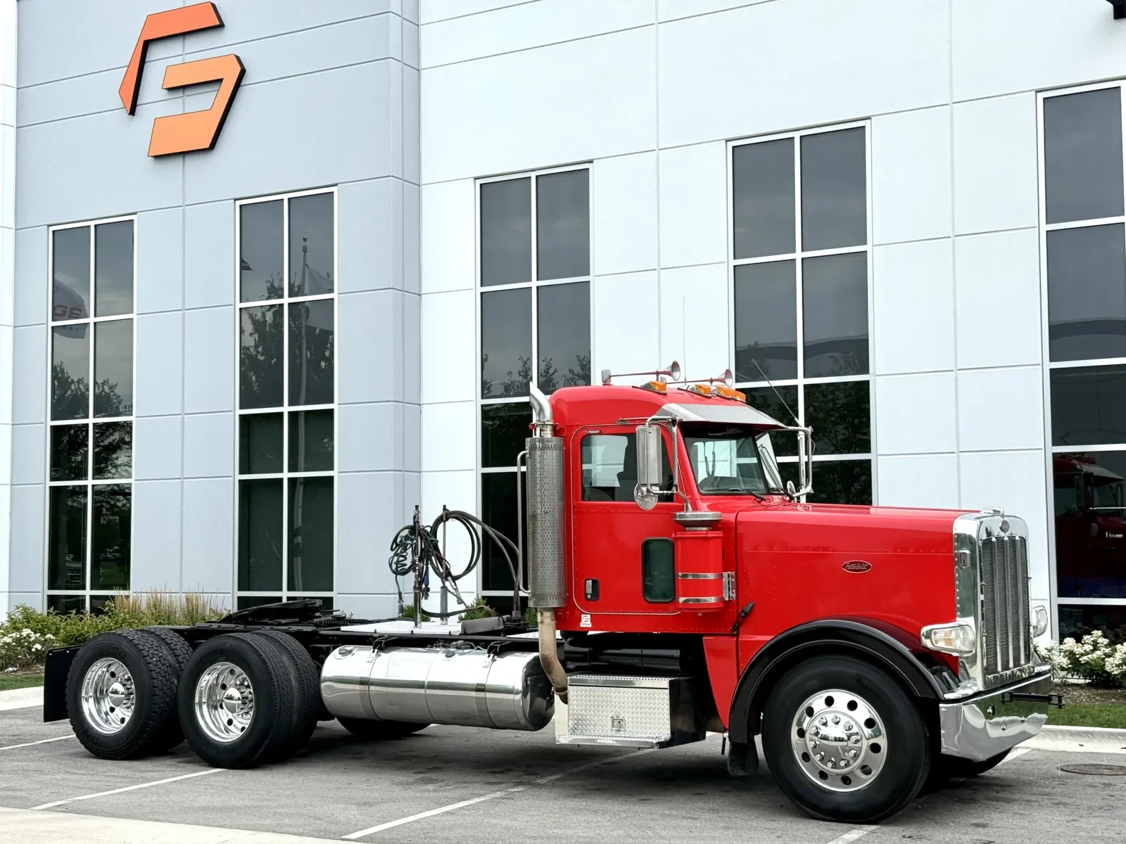2009 Peterbilt 388 in New Lenox, IL — photo 2