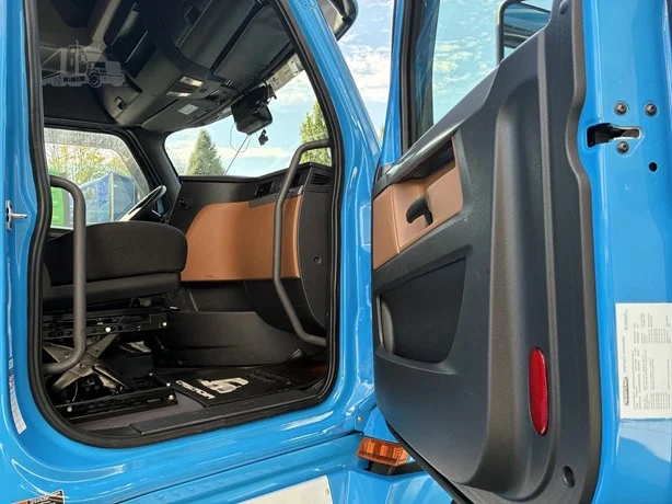 2021 Freightliner Cascadia - image 15