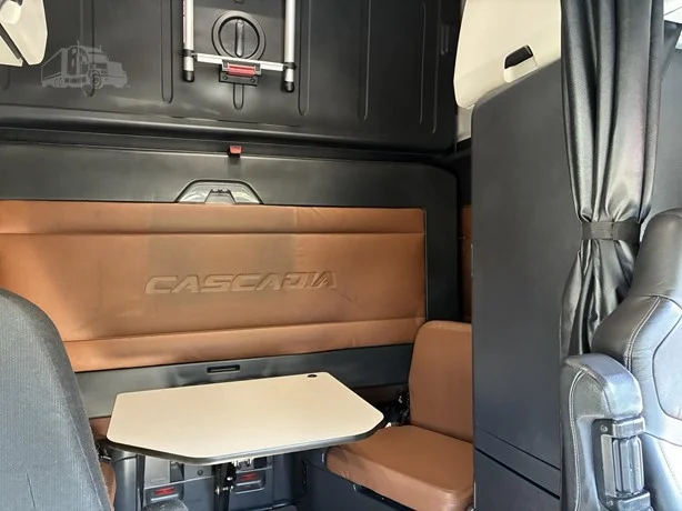 2021 Freightliner Cascadia - image 25