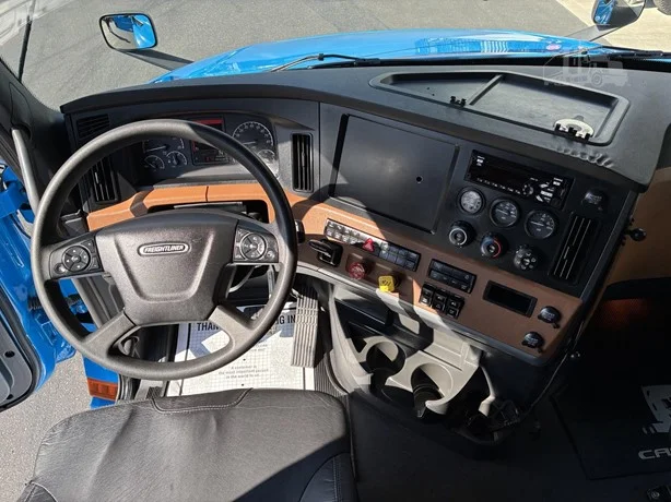 2021 Freightliner Cascadia - image 23