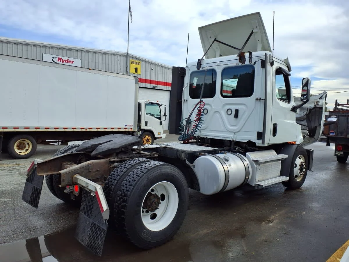 2020 Freightliner Cascadia - image 4