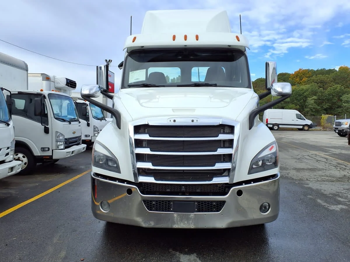 2020 Freightliner Cascadia - image 2