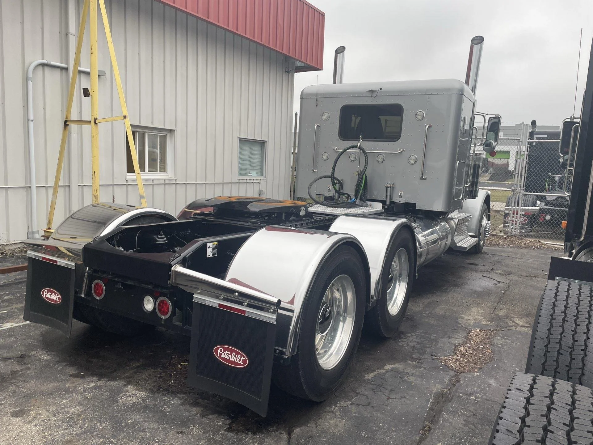 2023 Peterbilt 389 - image 3