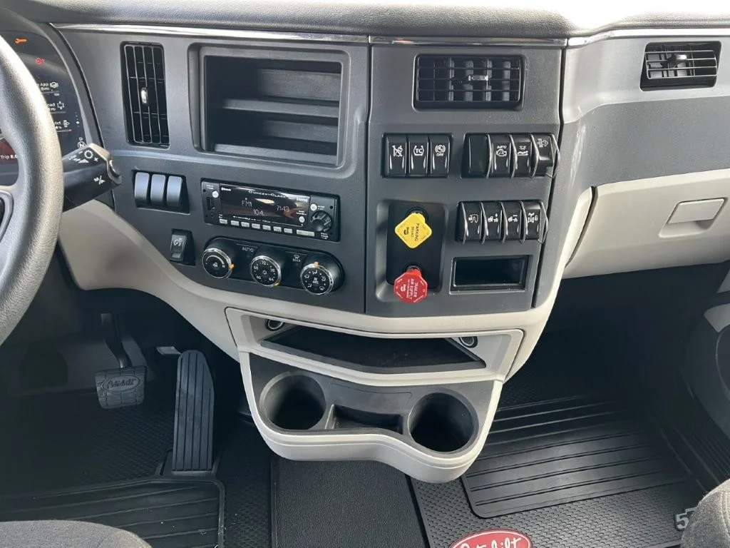 2021 Peterbilt 579 - image 16