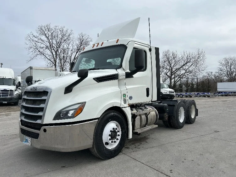 2020 Freightliner Cascadia in Des Moines, IA — photo 3