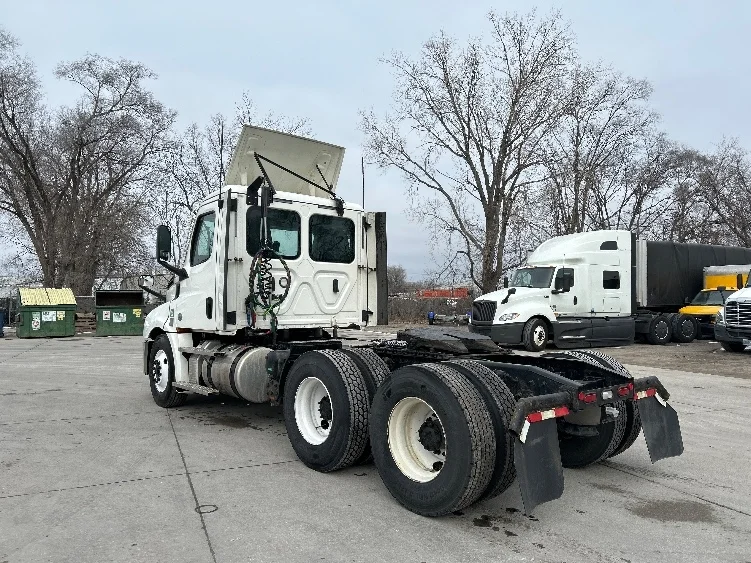 2020 Freightliner Cascadia in Des Moines, IA — photo 5