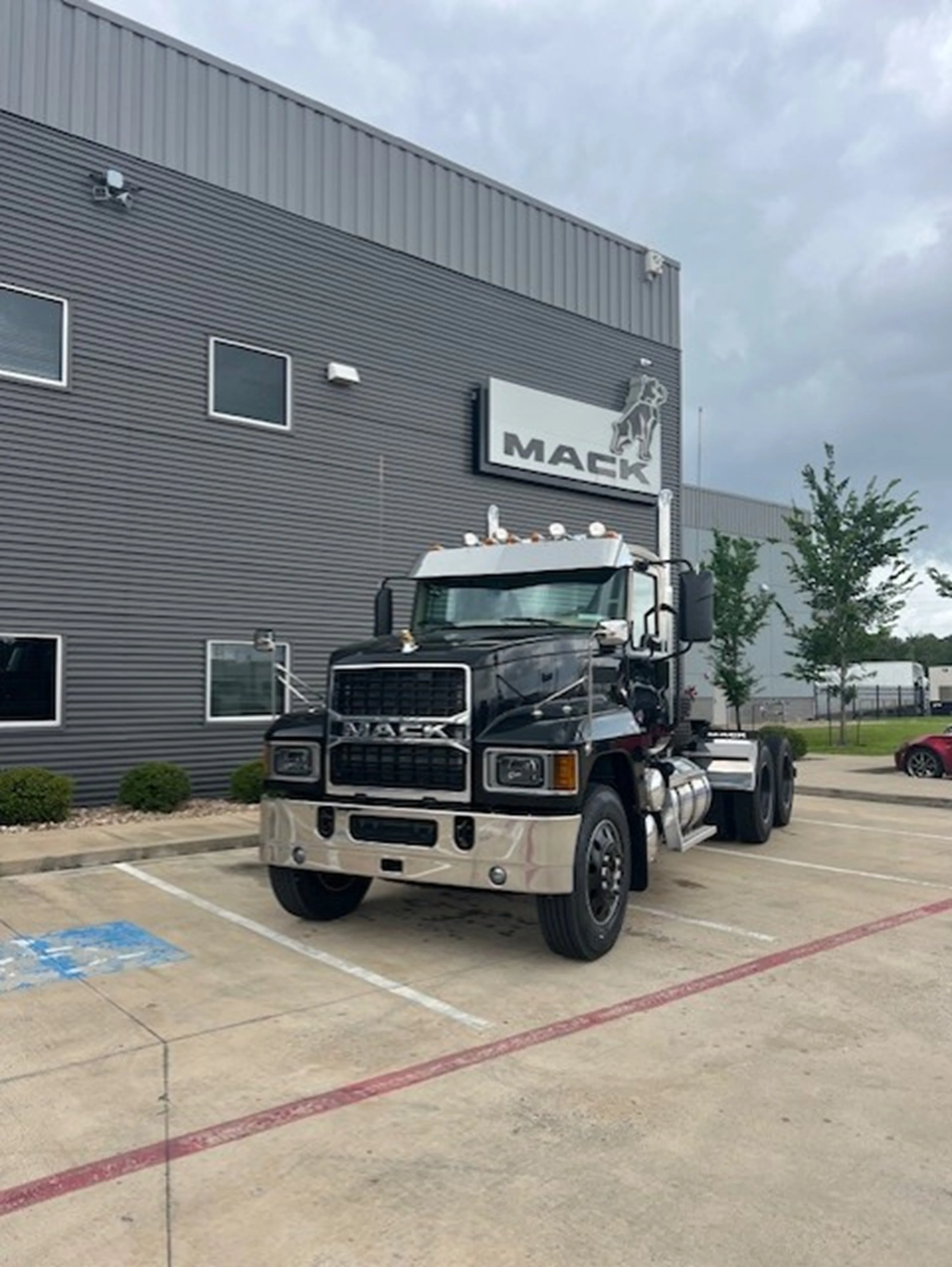2027 Mack Pinnacle in HOUSTON, TX — photo 3