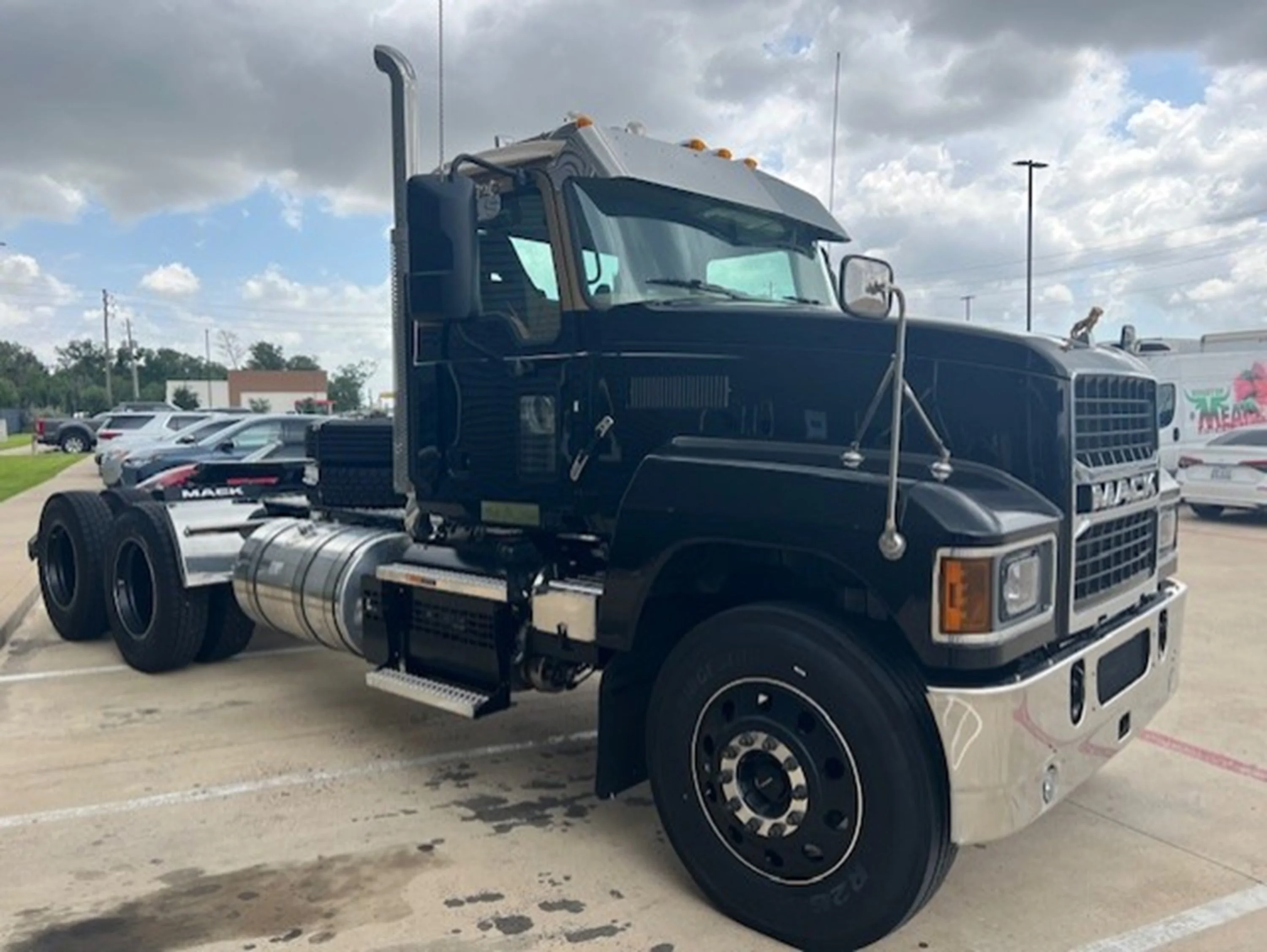 2027 Mack Pinnacle in Houston, TX — photo 2