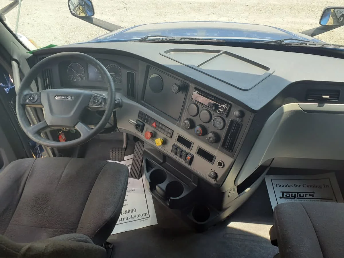 2020 Freightliner Cascadia in Indianapolis, IN — photo 11