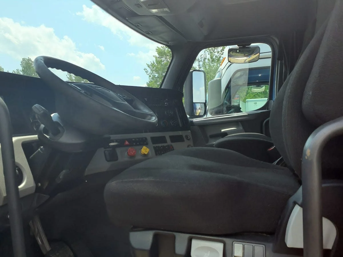 2020 Freightliner Cascadia in Indianapolis, IN — photo 7