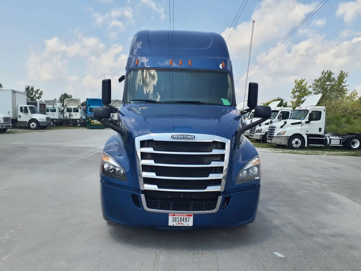 2020 Freightliner Cascadia in Indianapolis, IN — photo 2