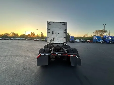 2022 Freightliner Cascadia - image 4