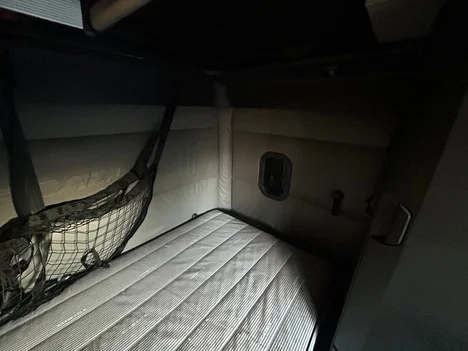 2022 Freightliner Cascadia - image 10