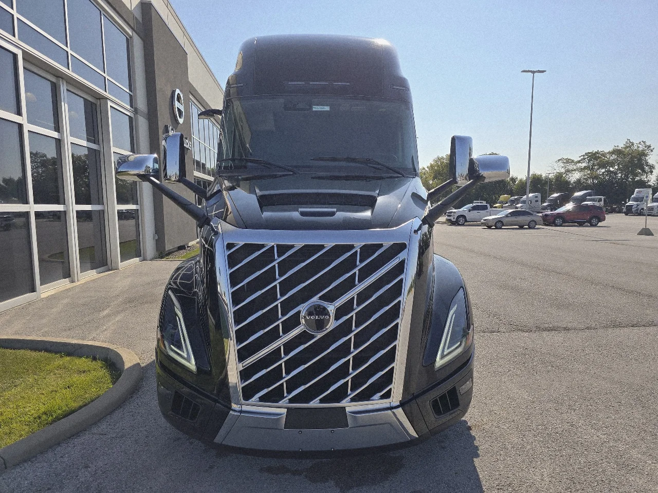 2026 Volvo VNL 660 in Toledo, OH — photo 2