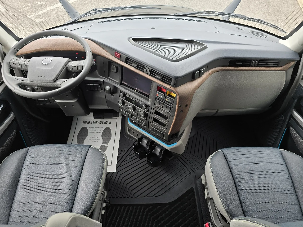 2026 Volvo VNL 660 in Toledo, OH — photo 10