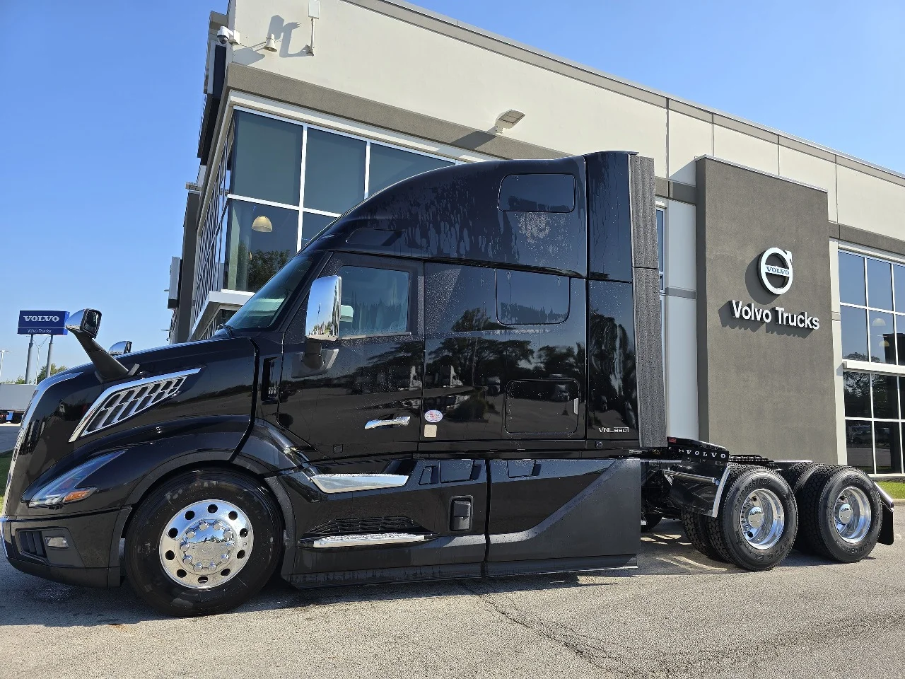 2026 Volvo VNL 660 in Toledo, OH — photo 7