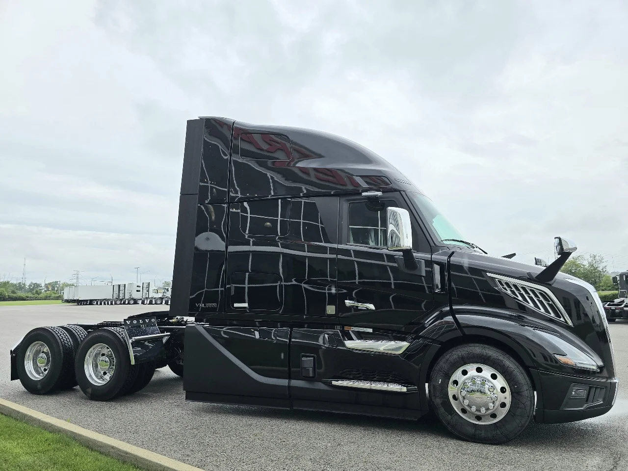 2026 Volvo VNL 660 in Toledo, OH — photo 3