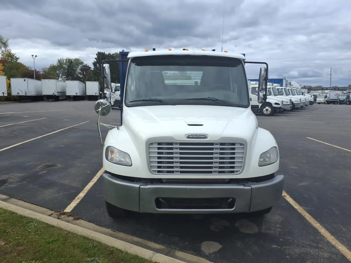2015 Freightliner M2 106 - image 2