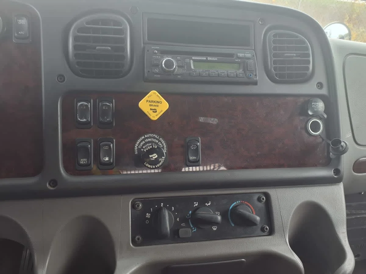 2015 Freightliner M2 106 - image 11